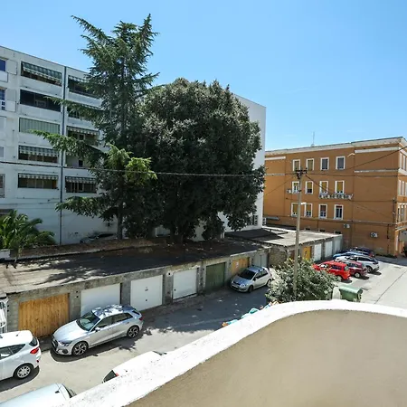 Ljubica With Shared Bathroom アパート ザダル