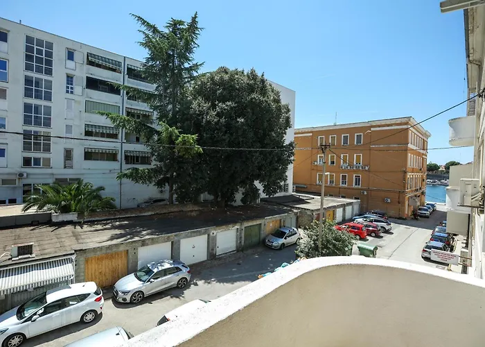 Ljubica With Shared Bathroom アパート ザダル